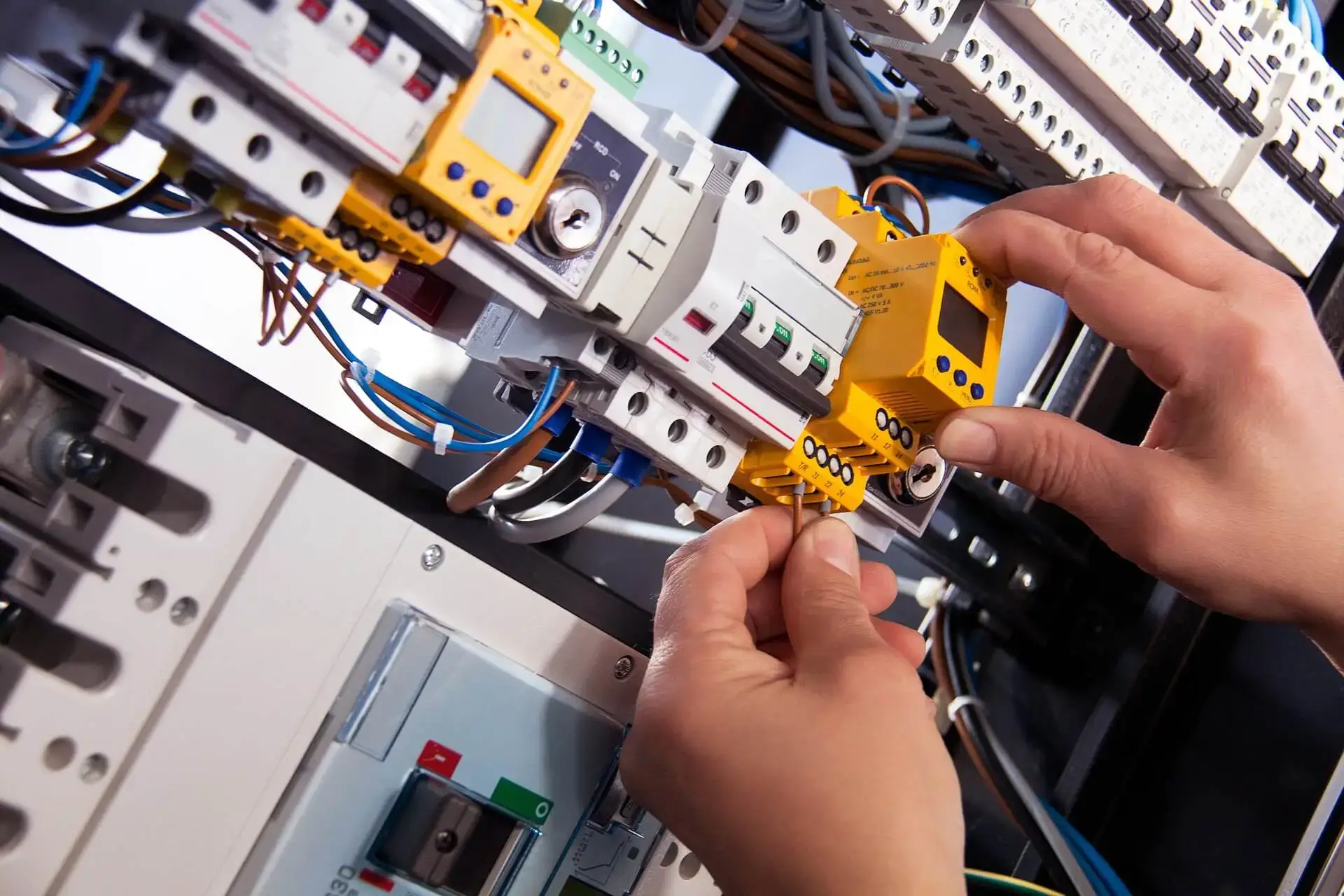 Certified electricians in Upminster